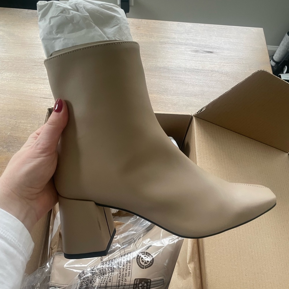 BRAND NEW IN BOX ALOHAS size 37